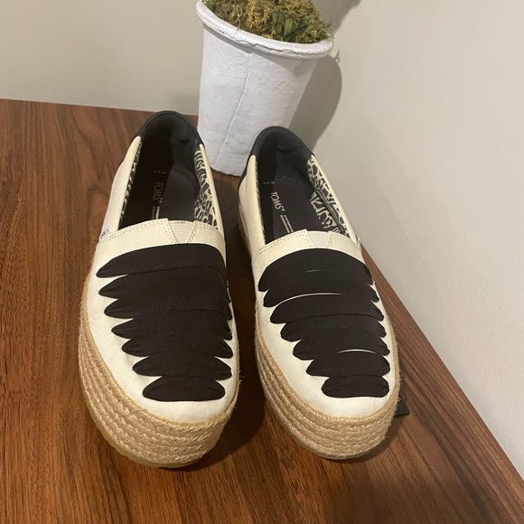 Toms  Women's Black and Cream Espadrille Shoes - Picture 1 of 6